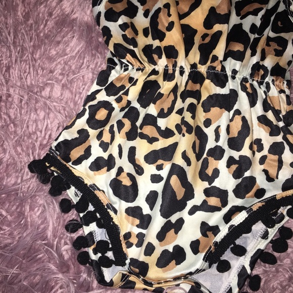 NWOT Adorable Cheetah romper size 12 Months - Picture 2 of 3